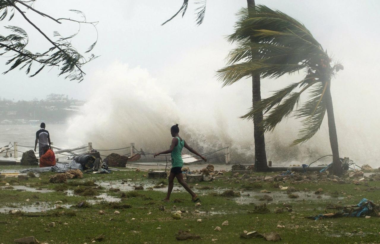 Vanuatu hit by another earthquake as hundreds of Australians return